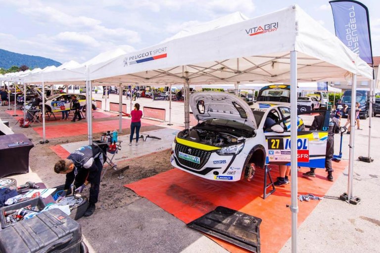 Tentes paddocks de la Stellantis Motorsport Rally Cup